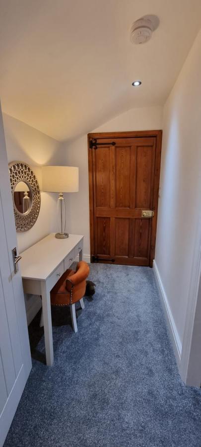 Modern And Spacious 2 Bedroom Apartment With Free Parking Llansantffraid Llansantffraid Glyn Ceiriog Exterior photo