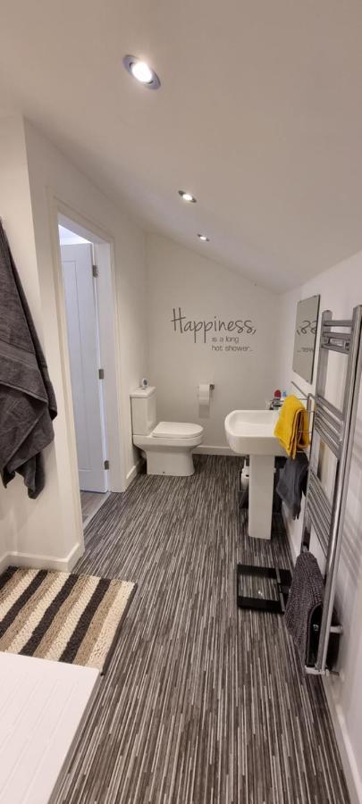Modern And Spacious 2 Bedroom Apartment With Free Parking Llansantffraid Llansantffraid Glyn Ceiriog Exterior photo