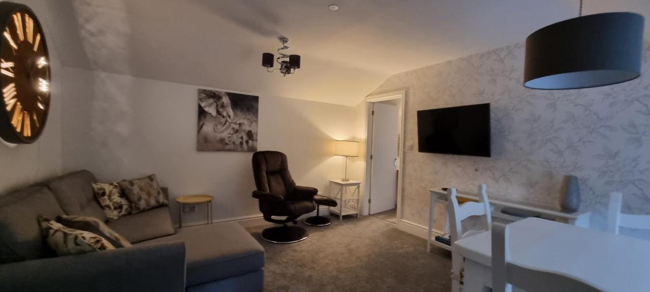 Modern And Spacious 2 Bedroom Apartment With Free Parking Llansantffraid Llansantffraid Glyn Ceiriog Exterior photo